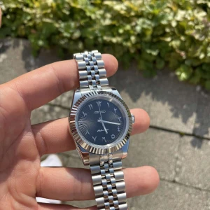 Seiko Mod - Nu säljer vi denna riktigt stilrena seikon med svart urtavla och arabiska siffror. Klockan är 40 mm i diameter och är i nyskick! Kom privat för fler frågor