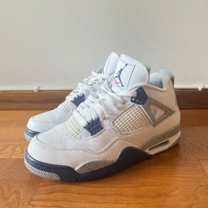 Jordan 4’s Midnight Navy - Använda ca 2 gånger. Kommer inte med lådan