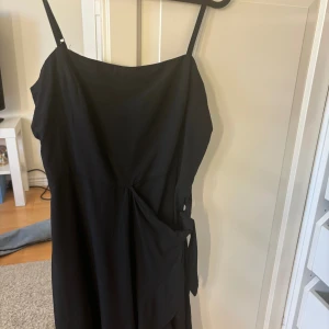 Kort svart klänning  - Det här är en svart klänning köpt på Zalando. Klänningen är i bra skick. 