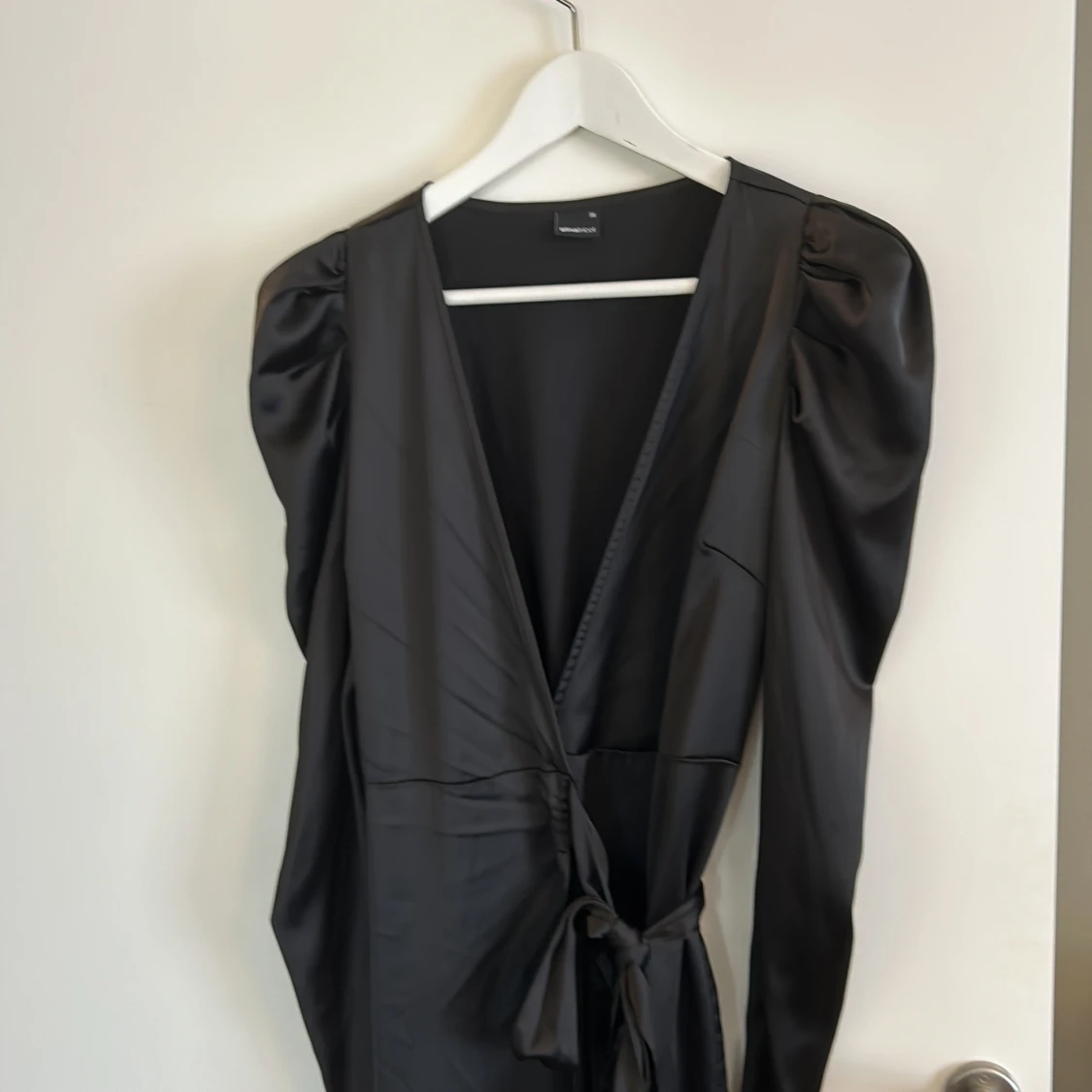 Svart omlottklänning från Gina Tricot - 90