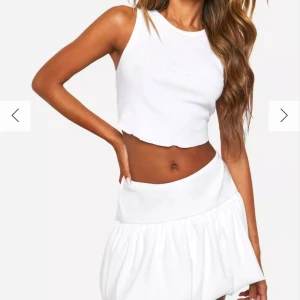 Vit kort kjol - Fin kjol från boohoo, aldrig använd🩷