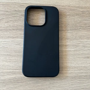 iPhone 12 skal, från holdit, svart - Passar iPhone 12  Svart, matt Från holdit  Använd men i bra skick