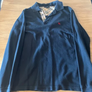 Burberry lång polo - [ Burberry lång polo [] Skick - 8/10 [] Storlek - S passar även M [] Pris - 500kr ]  Vid frågor eller något du undrar över gå via PM. mvh Z.L 