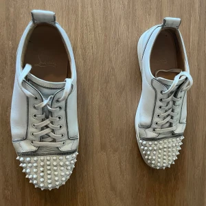 Christian louboutin skor - [ Christian Louboutin skor [] Skick - 8/10 (en spik utbytt, får med dustbags & spikar) [] Storlek - 41,5 passar 43,5 [] Pris - 2000kr ]  Vid frågor eller något du undrar över gå via PM. mvh Z.L 