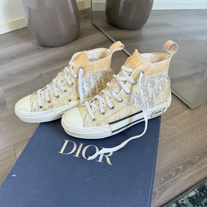 Dior b23  - Storlek 38, använt skick. Skicka för mer frågor. 