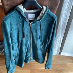 Limitato zip hoodie storlek S - Riktigt snygg grön limitato zip hoodie med rose gulds kedja och tryck på ryggen. 8.5 skick. Väl omhändetagen.