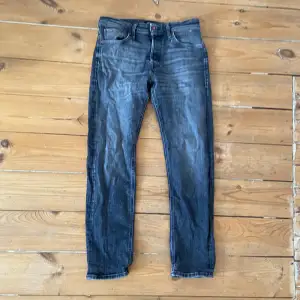 Säljer ett par riktigt feta jack & jones jeans som passar till allt. Nypris 900 men jag säljer för 400 så hör av dig om minsta lilla fundering! 