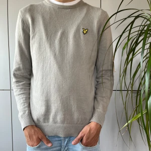 Lyle and scott sweatshirt - Säljer nu denna sjukt feta Lyle and scott sweatshirten då den blivit för liten för mig bara att höra av er vid frågor eller funderingar mvh Viggo💯