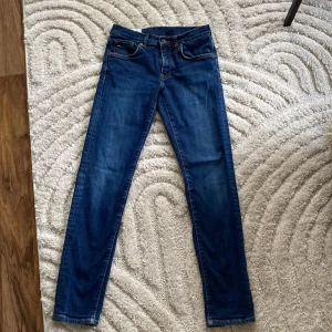 J lindeberg - Slim fit jeans - Jeansen är i storlek 30/32 men sitter mer som 28/32 då deras jeans kan sitta lite mindre i midjan. Fint skick 8/10.     Nypris: 1500kr