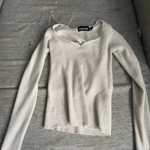 Vit fin tröja - Säljer min vita långarmad tröja. Den har en liten fläck på armen men det kanske jag kan få bort till jag skickar den. Jag kommer tvätta den innan jag skickar den.