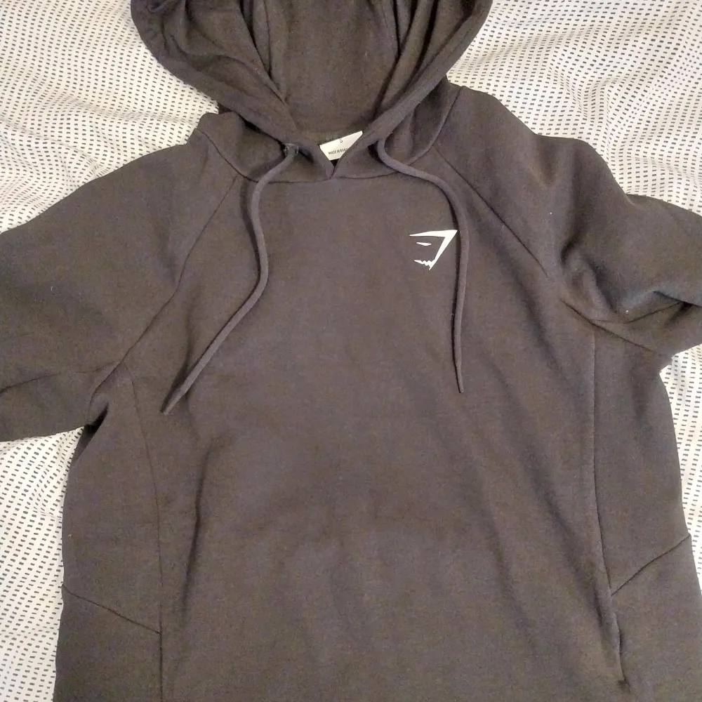 Svart gymshark hoodie, storlek S men passar även M, aldrig använd.. Hoodies.