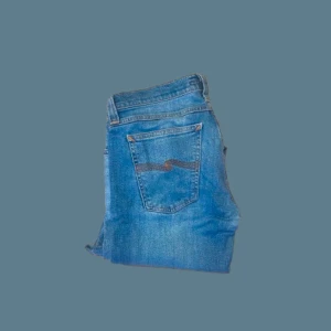 Nudie Jeans ”Tight Long John” - Säljer ett par feta blå Nudie Jeans | passformen är slimfit | storleken är 30/30 | byxorna är lätt använda och i bra skick, däremot uppsydda 9/10 | nypris är ungefär 1600 kr, vårt pris 400 kr | hör av dig vid frågor eller funderingar 💯