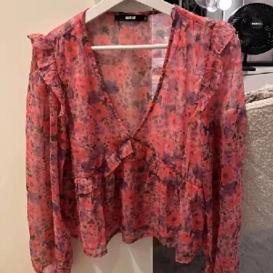 Bikbok blus🩷 - Slutsåld blommig blus från bikbok💖💖 Super söt och helt utan slitningar!!