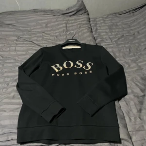 Boss tröja - Säljer denna Boss tröjan i storlek M. Hann inte använda tröjan mycket mer än 5 gånger innan den hamnade i garderoben då jag bytte stil så den är i väldigt bra skick.  Vid frågor är det bara att skriva 