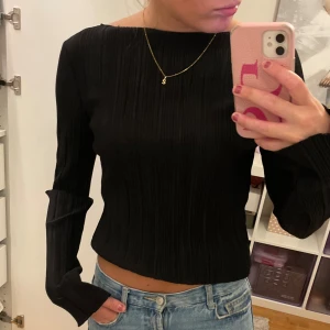 Långärmad tröja med båtkrage - Supersnygg långärmad tröja med båtkrage, max använd 1-2 gånger!🫶🏼