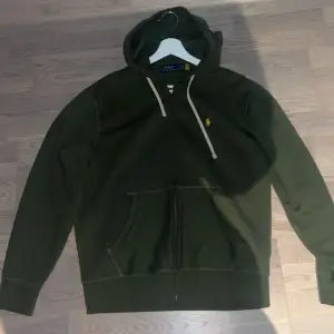 Säljer en riktigt snygg å skön polo Ralph Lauren zip i strl M i nyskick. Använd Max 3 gånger och är helt som ny inga defekter. Nypris 2195 mitt pris 850. Pris kan diskuteras!