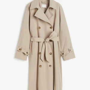 Trenchcoat - Säljer min nya trenchcoat i storlek S från HM. Köpt för 700 och är så fint men kommer inte använda
