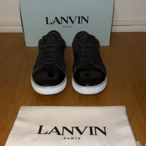 Lanvin cap toe  - Ett par stilrena Lanvin i mycket bra skick, 9/10. Endast ett litet slitage längst fram på högra skon(se bild 4)  Priset är hugget i sten