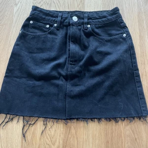 Svart jeanskjol  - Svart jeanskjol ifrån Zara i storlek XS💗