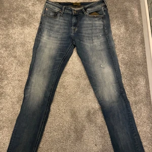 Jack & Jones Jeans - Mörkblåa Jeans från Jack & Jones med slitningar. Knappt använda (nyskick) Storlek 34/32, men de är ”skinny” så sitter som slim för folk med 32/33.
