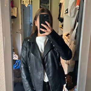 Skinnjacka  - Perfekt skinnjacka inför hösten från only! Köpte själv för 500kr men hade en annan skinnjacka som jag använder mer! Har lite skavanker vid nacken men inget som syns och inget som gör att resten av jackan inte är av god kvalite!