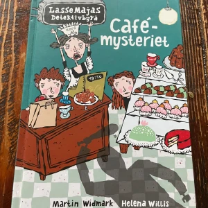 LasseMajas dektertivbyrå  - LasseMajas dektertivbyrå, cafémysteriet. Skriven av Martin widmark samt Helena Wills. Barnbok, väldigt lättläst bok. Läst ett fåtal gånger. Finns på flera sidor.