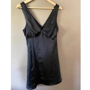 Satinklänning  - Satinklänning från Bikbok. Aldrig använd, endast testad. Nypris 399 kr, säljer för 350 kr