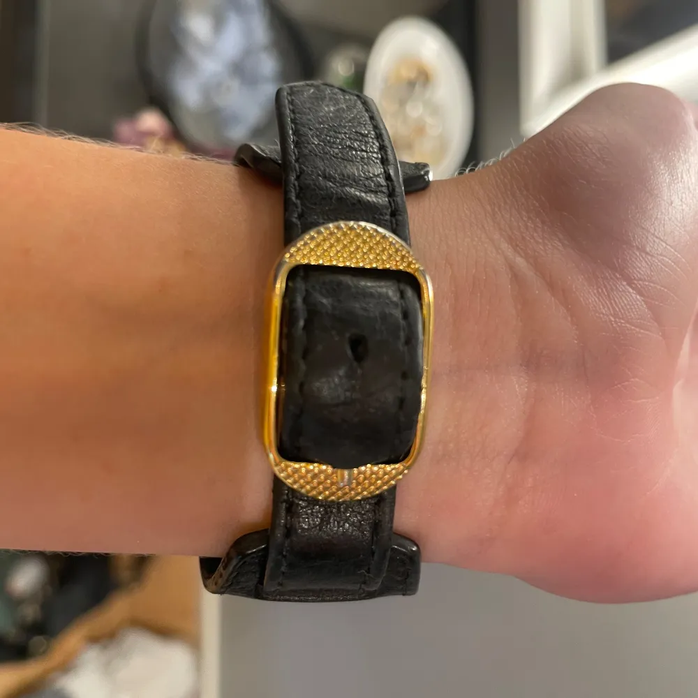 Balenciaga armband som inte tillverkas längre, storlek M men passar alla storlekar skulle jag säga, lite avskavt av lädret på insidan annars inga synlig defekter, sparsamt använd. Accessoarer.