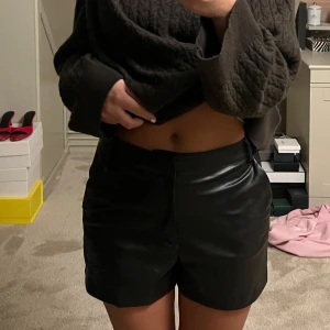 Skinn shorts🖤 - Nästan oanvända skinn shorts från zara, passar s/m!🖤
