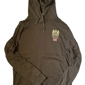 Brun hoodie från Morris - Säljer en snygg brun hoodie från Morris i storlek M. Tröjan sitter perfekt tillsammans med en lite mysigare huva. Bara att fråga vid funderingar.