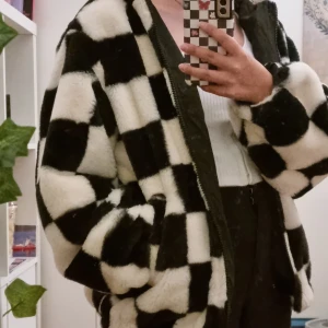 Schackrutig jacka - INTRESSEKOLL‼️  En cool, fluffif och varm jacka till höst/vår/vinter, använd en gång! Nyskick!!! Väksigt mysig!  Storlek XS men lite större i storlek
