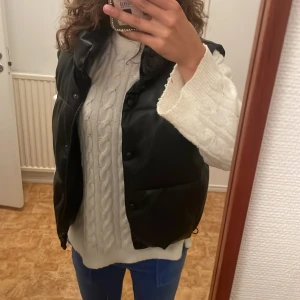 Väst  - Perfekt höst/vår väst från zara Varm Svar   Bra skick
