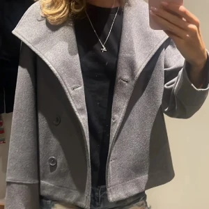 Kappa - Jättefin kappa från Gina. Köptes förra hösten men hann aldrig använda. Storlek 158-164, men passar xs-s. Skriv för frågor ❤️