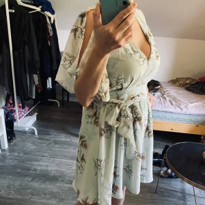Bubbleroom klänning  - Stl 40. Ny med taggar kvar!  Ljusblå med blommor. 