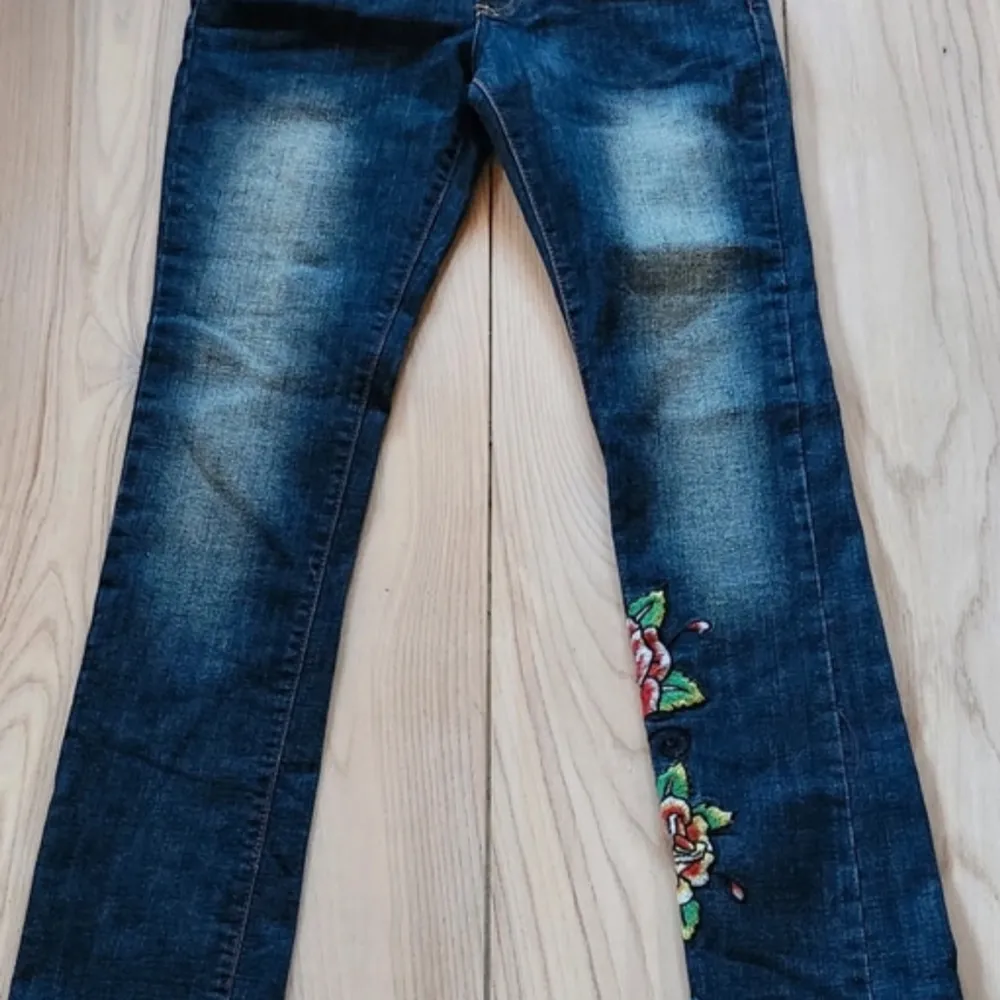 storlek 31, lite för små för mig med 38 i byxstorlek. varan är i väldigt gott skick och assnygga på 🥰 de är skinny. kontakta mig vid intresse INNAN du köper 💕. Jeans & Byxor.