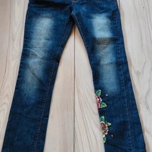 ed hardy low waist jeans - storlek 31, lite för små för mig med 38 i byxstorlek. varan är i väldigt gott skick och assnygga på 🥰 de är skinny. kontakta mig vid intresse INNAN du köper 💕