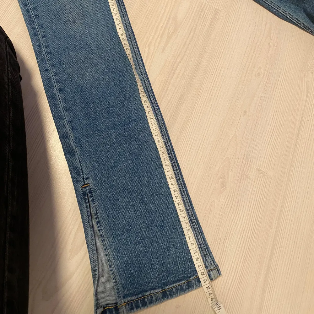 Säljer ett par snygga blå jeans med slits från zara i storlek 36. perfekta för både vardag och fest! 🥳Se bilder för måtten-innerbenslängen är 83. Jeans & Byxor.