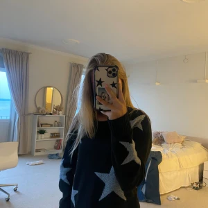 Svart tröja med stjärnor - Finaste svart tröja med stjärnor ⭐️