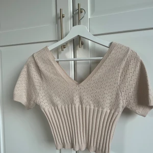 Croppad topp - Fin ljus beige topp från hm 