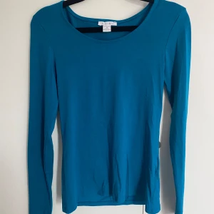 Turkos Långarmad Tröja, New Yorker - 💞Säljer denna supersnygga långärmade tröja från New Yorker med en unik blå/turkos färg 💞Tröjan har endast andvänd en gång och är därför i helt nytt skick! 💞Passformen är lite mindre, Den Tröjan sitter mer som storlek S