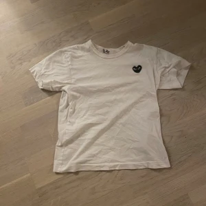 COMME DES GARCONS T-SHIRT - Det är en pytteliten fläck på tröjan. Det står S men passar som XS Originalpris 600kr