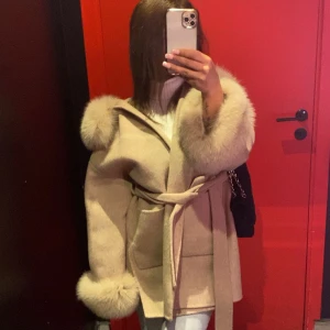 Beige kappa med pälsdetaljer - Säljer denna kappan då den inte kommer till användning längre köpte för 3400 säljer för 2700 hör av er vid intresse. Funkar både som XS och S. köpte denna förra året. Pris går att diskuteras