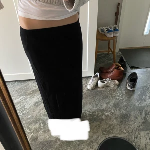 Svart långkjol från Cubus💗🤗 - Säljer en svart långkjol från Cubus. Den är i storlek XS och har en bekväm passform💞 perfekt nu till sommaren☀️ skriv privat för mer frågor och bilder💗