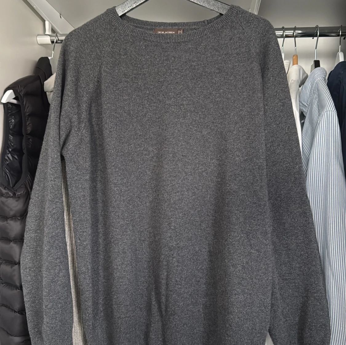 Grå tröja från Oscar Jacobson