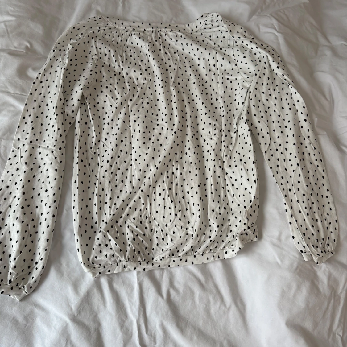Benvit topp med svarta prickar - 1