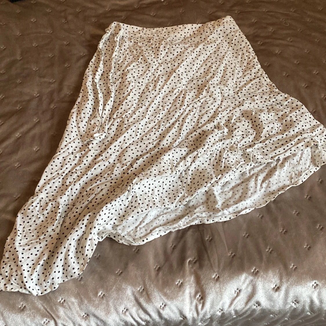 Vit prickig klänning med knytband