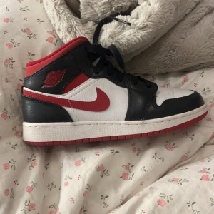 Nike Air Jordans i svart, röd och vit - Snygga Nike Air Jordans som kan passa till vilka plagg som helst! Vill tillägga att jag har bytt sula i dom, som är från ett par andra skor. Säljer eftersom de är för stora och använt ca 2 gånger.