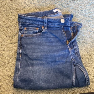 Blå jeans från Gina Tricot - Snygga blå jeans från Gina Tricot i storlek 158 men passar xs/s!! Inga tecken på användning och säljer pga har för många jeans❤️ Köpte för 349 oxh säljer för 135! Är slutsålda och går ej och köpa längre❤️