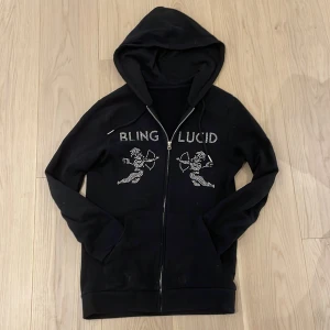 Svart rhinestone hoodie. - Tjena! Säljer denna feta bling lucid tröjan med rhinestone på framsidan eftersom att den är lite liten. 
