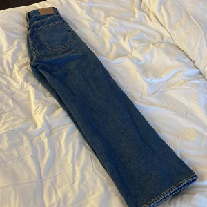 Blå jeansbyxor - Snygga blå jeansbyxor med klassisk design. De har en rak passform och är perfekta för en avslappnad stil. Byxorna har en traditionell femficksmodell och en knappgylf.